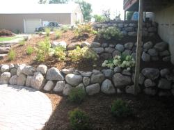 michigan fieldstone boulder retaining wall